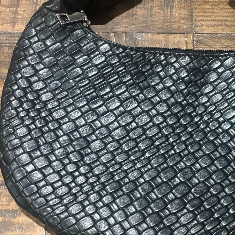 Black Woven Handbag, great condition inside and out ! - Picture 4 of 9